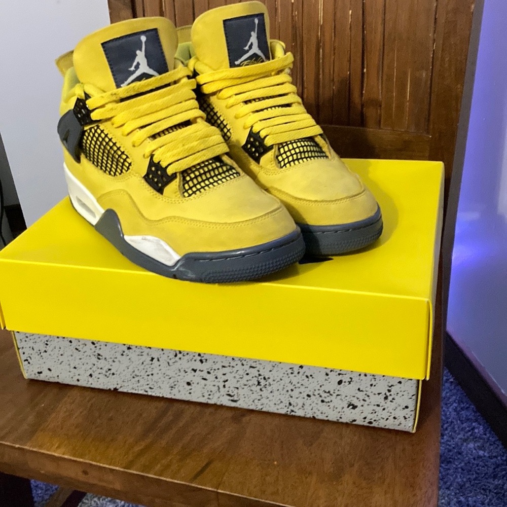 Air Jordan 4 lightning
